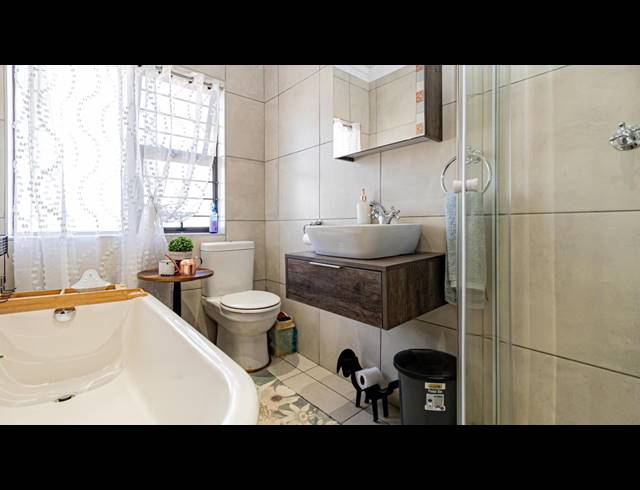 4 BEDROOM FREEHOLD FOR SALE IN BRACKENDOWNS